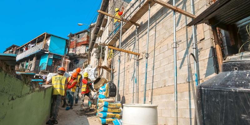 Supervisan construcción de muros de contención en beneficio de más de 250 familias en el asentamiento María Teresa Caballeros 