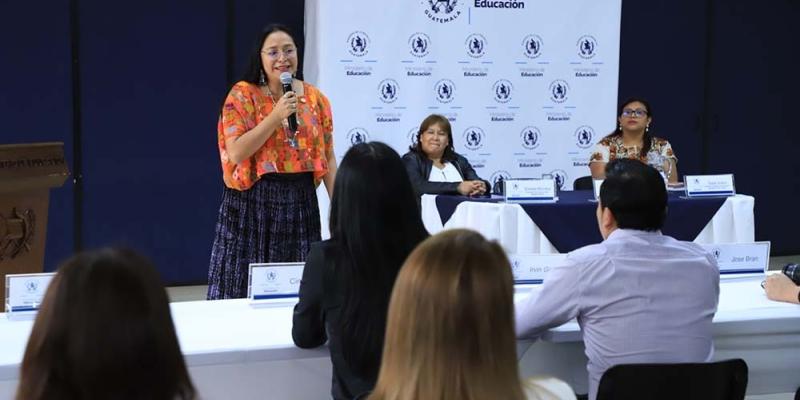 Conversatorio con la viceministra EBI y estudiantes de la UMG