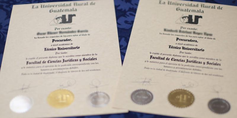 Dos jóvenes obtienen título a nivel técnico 