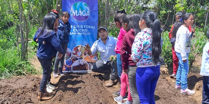 Activan huerto escolar en San Cristóbal Cucho 