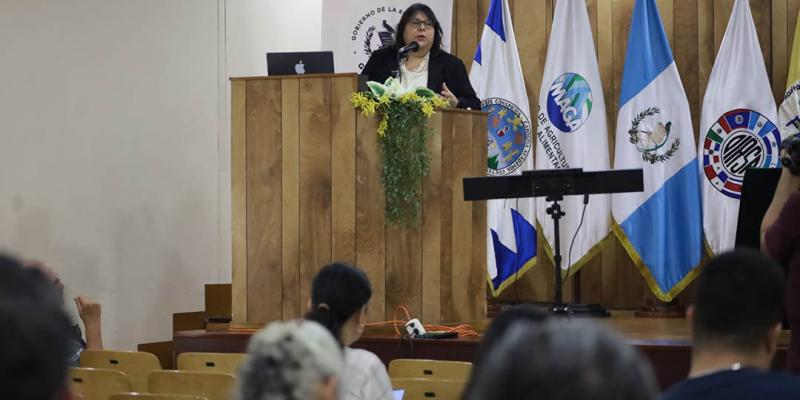 Realizan seminario para el cuidado de las mascotas ante el Gusano Barrenador del Ganado 