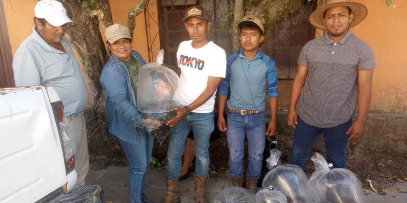 Entregan alevines a comunidades de Poptún y San Luis 