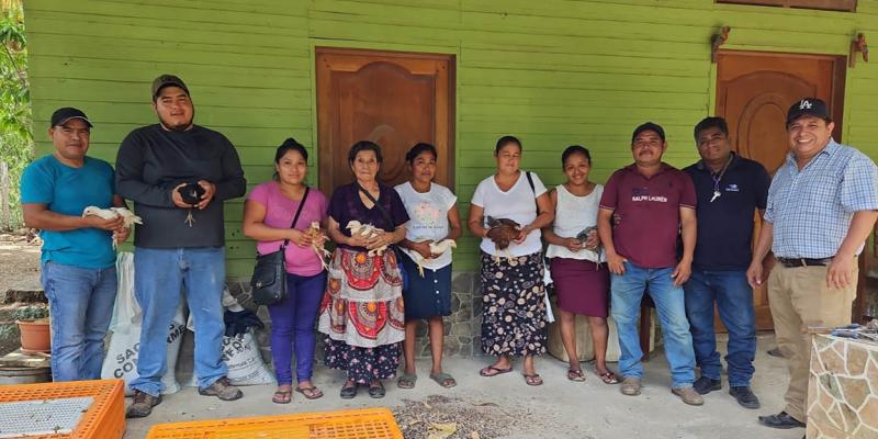 Entregan aves de corral mejoradas en Dolores 