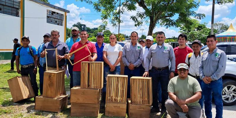 Entregan insumos para mejorar la apicultura en Dolores