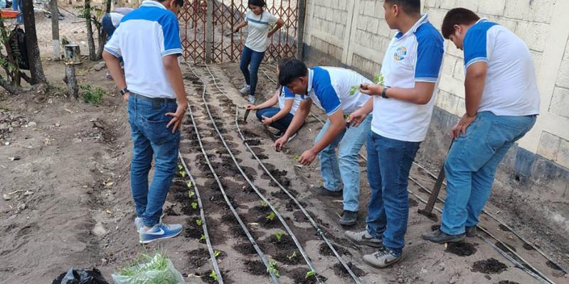 Estudiantes de Guastatoya aprenden a cultivar alimentos 