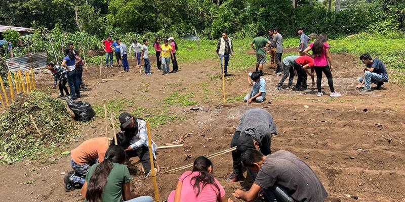 Estudiantes se preparan para implementar huertos escolares con fines pedagógicos