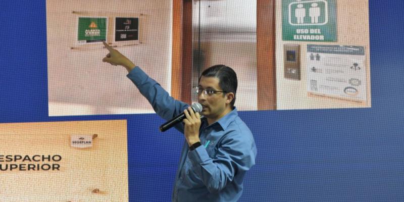 El especialista de SEGEPLAN, Francisco Ericastilla, expuso a personal del Insivumeh, distintos aspectos del PIR.