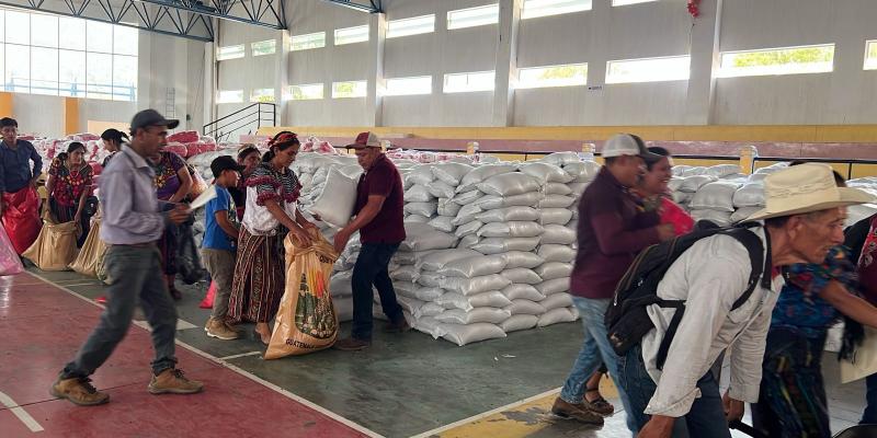 Familias de Cubulco reciben asistencia alimentaria