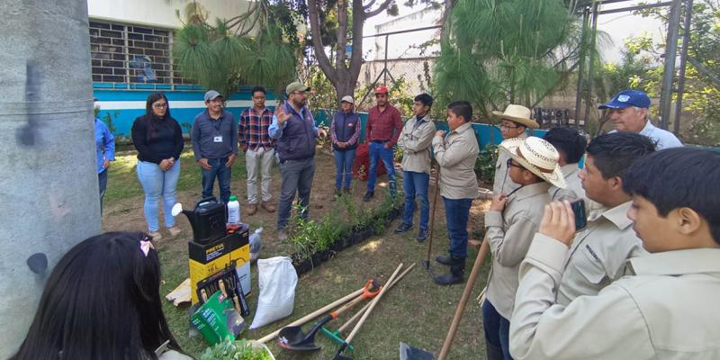 Fortalecen la alimentación saludable desde el aula con huerto escolar en Quetzaltenango 