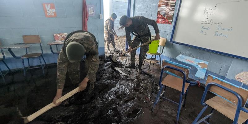 Ejército de Guatemala apoya labores de limpieza en Escuela afectada por lluvias en Sololá.