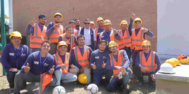 Ministro Díaz celebra el Día del albañil compartiendo los tradicionales chicharrones y la “chamusca” con los constructores de sueños de Guatemala