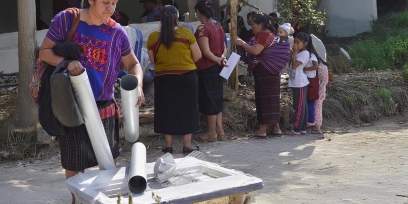 ENTREGA DE ESTUFAS AHORRADORAS DE LEÑA 