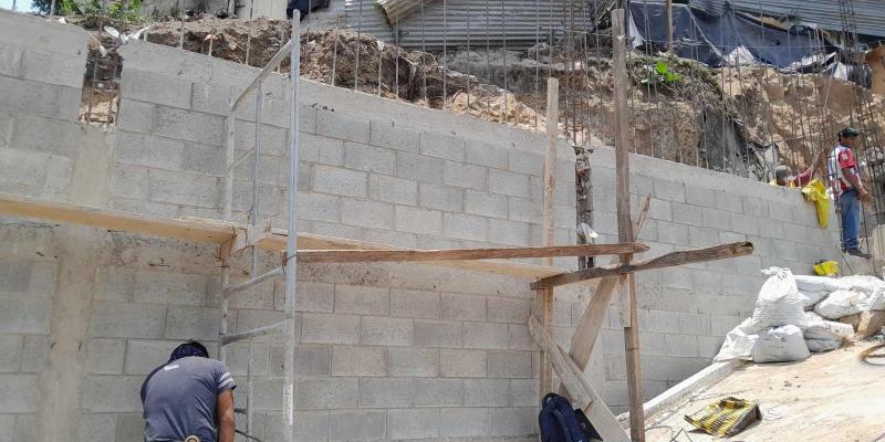 Muros que protegen vidas: avanzan trabajos para brindar seguridad a más de 250 familias en zona 7
