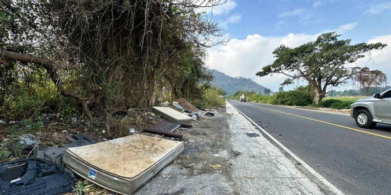 COVIAL limpia cunetas y tuberías para garantizar rutas seguras 