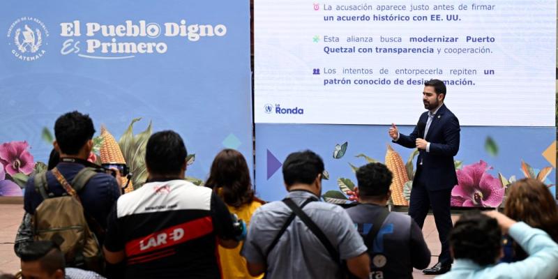 Secretario Santiago Palomo 