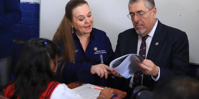 Presidente y ministra verifican mejoría de alumnos con Estrategia de Nivelación de los Aprendizajes