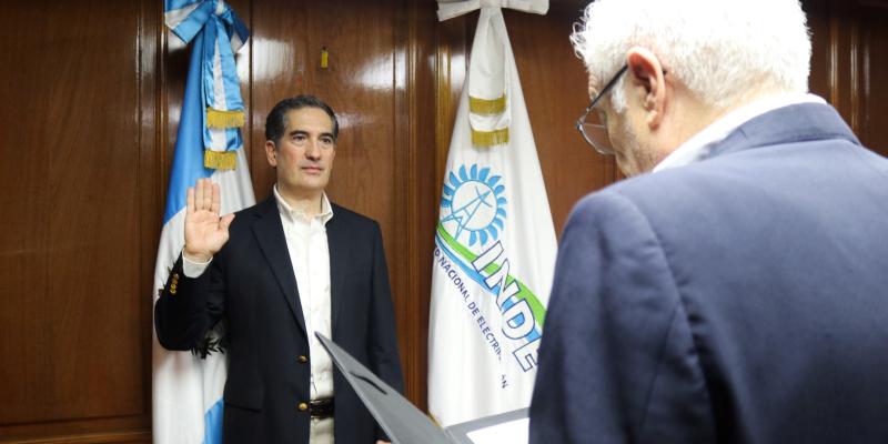 El ingeniero Luis Adolfo Martínez, juramentó a nuevas autoridades del Consejo Directivo del INDE.