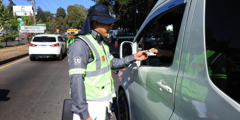 DGT insta a verificar permisos al contratar transporte extraurbano
