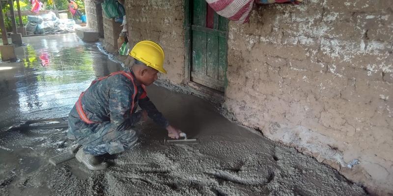 Ejército de Guatemala realiza la fundición de contrapiso en más de 1,600 viviendas en Huehuetenango.