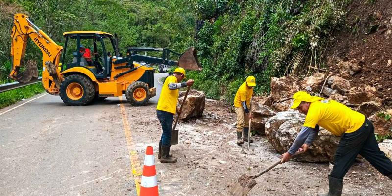 COVIAL y Caminos despejan ruta a Lanquín, Alta Verapaz, tras derrumbe en el km 250.4