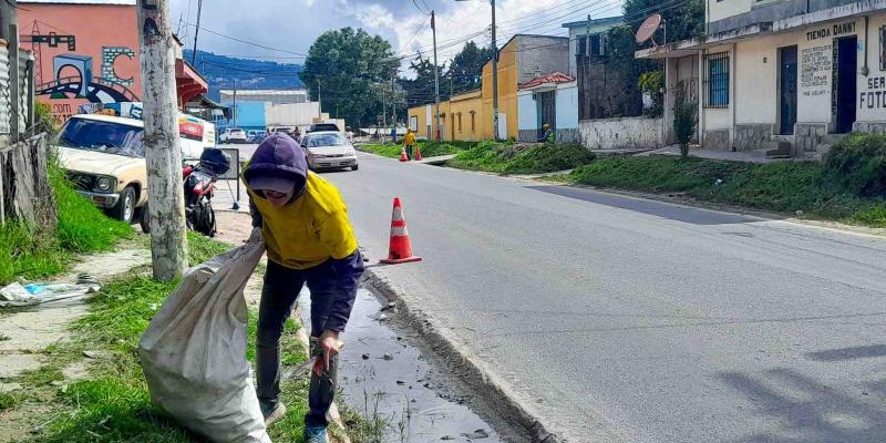 COVIAL mantiene limpias y seguras las rutas hacia San José Chiquilajá, Quetzaltenango