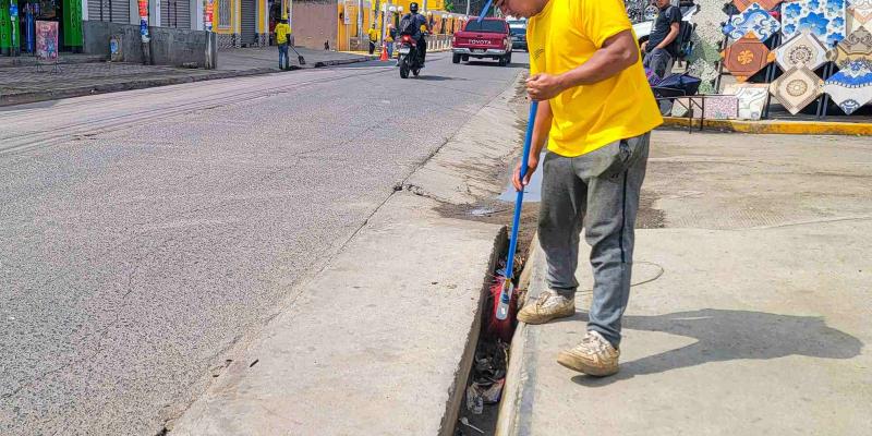 COVIAL refuerza limpieza de cunetas en la ruta San Juan Ostuncalco – Cajolá para prevenir inundaciones