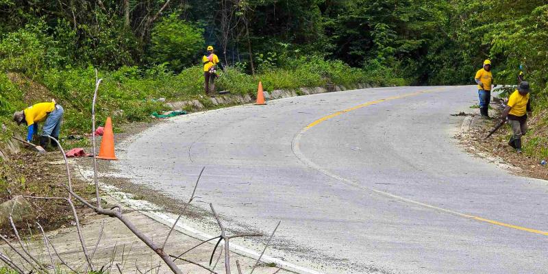 COVIAL realiza mantenimiento rutinario en la RN-7E, tramo Tamahú – Puente Chasco, Alta Verapaz