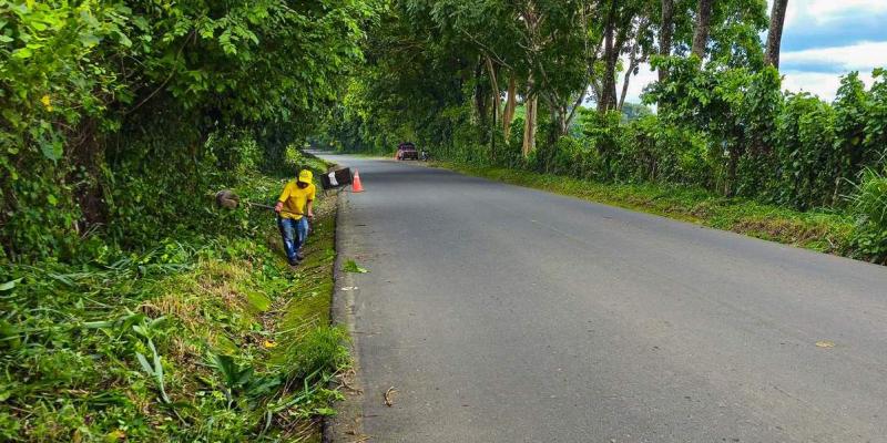 COVIAL refuerza la seguridad vial con trabajos de chapeo en Suchitepéquez