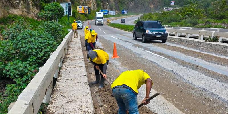 COVIAL limpia puente San Juan en la CA-9 Norte para garantizar seguridad vial y prevenir accidentes