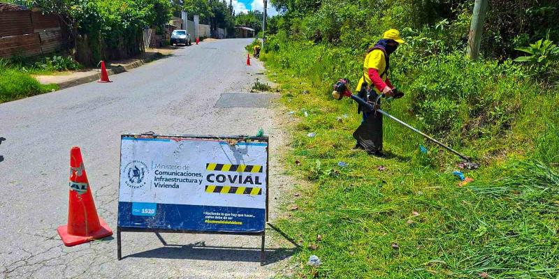 COVIAL mantiene limpia la ruta entre San Raymundo y la aldea Pachalí para garantizar tránsito seguro y ordenado