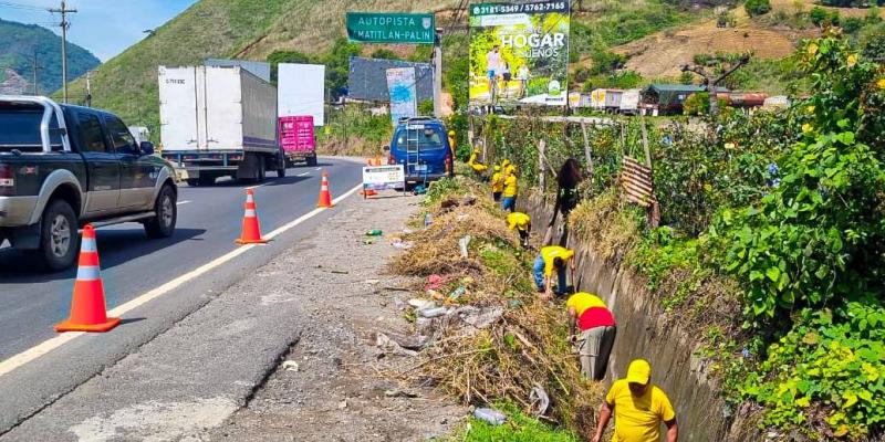 COVIAL ejecuta limpieza de drenajes en la CA-9 Sur, tramo Amatitlán – Palín, como parte del Plan Conecta 2025