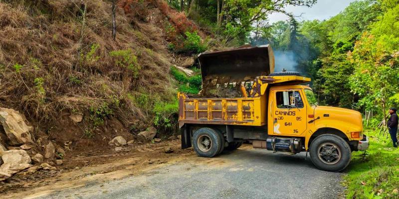 Caminos restablece el paso tras derrumbe en la ruta RD-BV-12, tramo Salamá – Llano Grande, Baja Verapaz