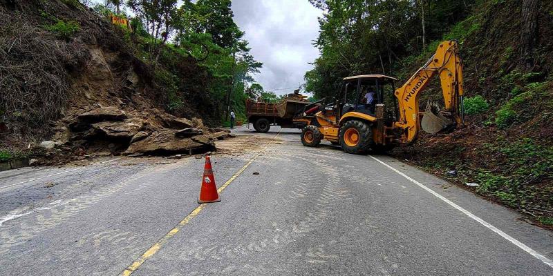 Dirección General de Caminos atiende emergencia vial en la RN-17, tramo Salamá – Cumbre Santa Elena