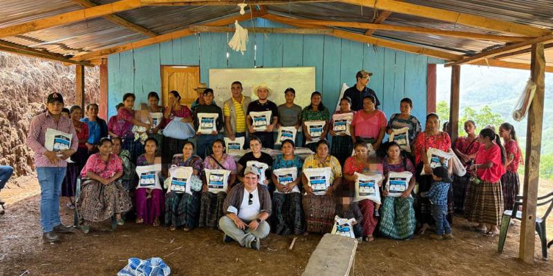 Beneficiamos a más de cinco mil agricultores y agricultoras con semilla de maíz fortificada 