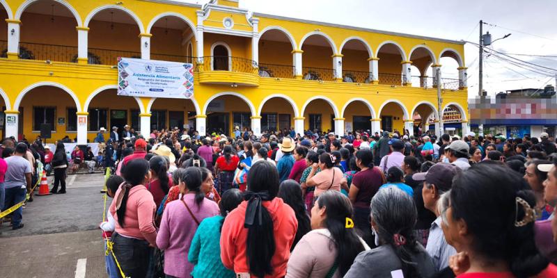 Entregan alimentos a familias vulnerables en San Raymundo 