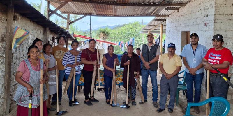 Entregan herramientas e insumos para fortalecer la agricultura familiar de Jalapa