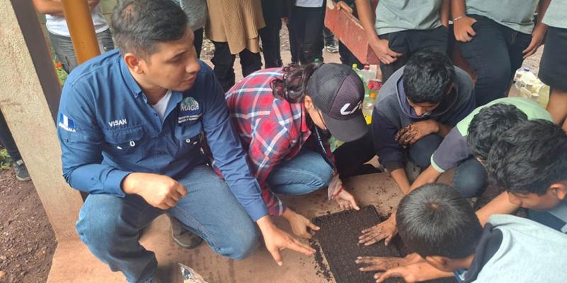 Estudiantes de Sanarate aprenden a producir pilones de hortalizas