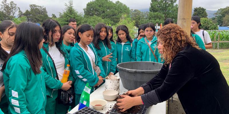 Estudiantes y docentes viven experiencia educativa en granja del MAGA