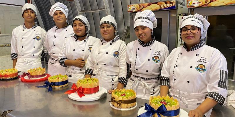 Estudiantes del Instituto Técnico Vocacional Dr. Imrich Fischmann.