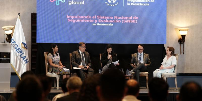 Panelistas en el foro-conversatorio “Impulsando el Sistema Nacional de Seguimiento y evaluación (SiNSE) en Guatemala”.