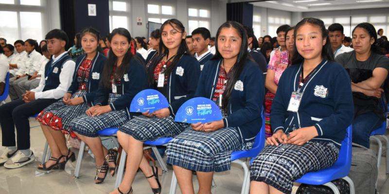 Mucho interés ha despertado entre los estudiantes Becas por Nuestro Futuro