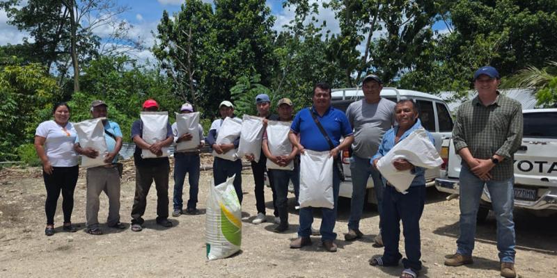 Familias de Sayaxché reciben insumos agrícolas que fortalecen su seguridad alimentaria
