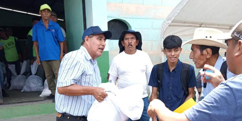 Familias trabajan por el desarrollo de comunidades en Santa Cruz Muluá