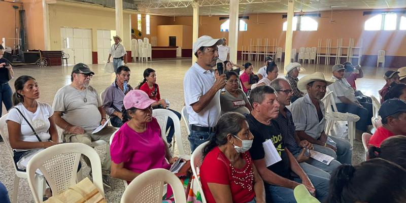 Fortalecen capacidades para cultivar variedad de rosa de Jamaica 