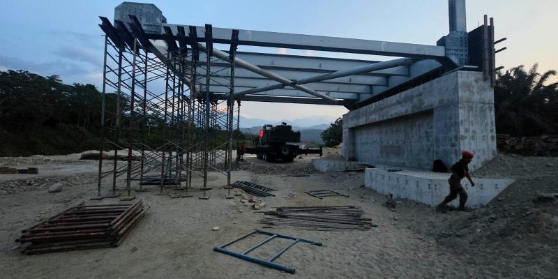 Cuerpo de Ingenieros trabaja en la instalación de puente en Panzós, Alta Verapaz.