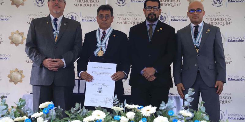 Maestros distinguidos reciben Orden Nacional Francisco Marroquín 2025