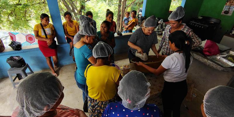 Mujeres de San Agustín Acasaguastlán capacitadas para impulsar huertos familiares