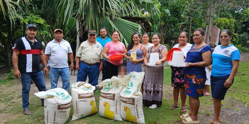 Mujeres rurales de Petén beneficiadas con 48 mini granjas avícolas