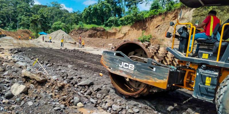 Caminos coloca tubería y trabaja para compactación de ruta alterna del km 189, CITO-180