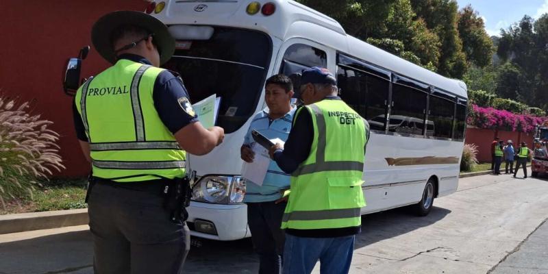 DGT insta a verificar permisos al contratar transporte extraurbano